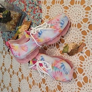 LaSHeela slip on, with tie tennis shoe